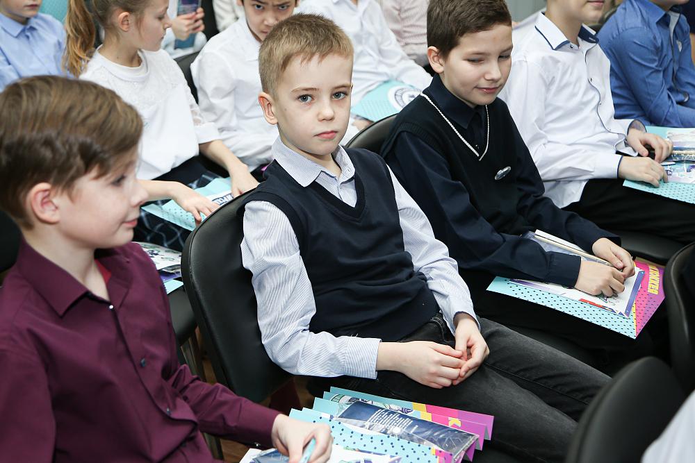 Урок хоккея в школе 64